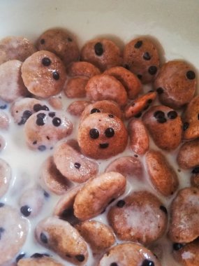 Çikolatalı ve sütlü mısır gevreği, biri gülen yüze benziyor.