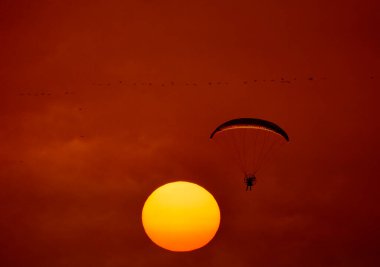 Günbatımına doğru tek başına uçan paraglider pilotu 