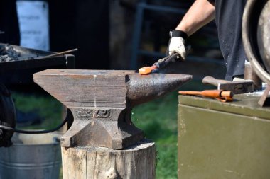 Damascus çeliğini örsün üstünde elle dövmek. 