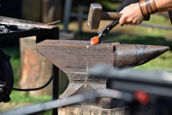 Forging Damascus Steel Hand Anvil — Stock Photo, Image