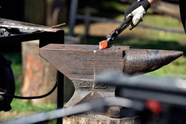 Forging Damascus Steel Hand Anvil — Stock Photo, Image