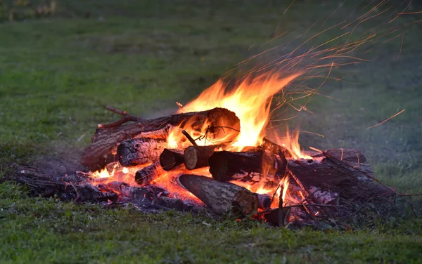 夏令营期间 篝火在空地上燃烧 — 图库照片