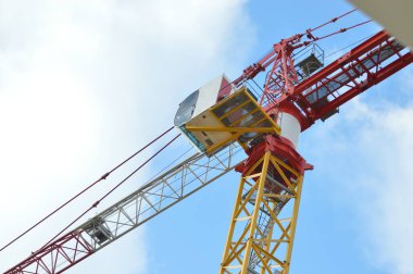 İp ve kirişlerle dolu endüstriyel bir vinç. 