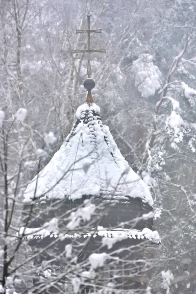 Una Iglesia Madera Bosque Cubierta Nieve Invierno — Foto de Stock