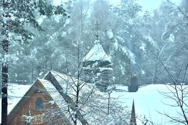 Μια Ξύλινη Εκκλησία Στο Δάσος Καλυμμένη Χιόνι Χειμώνα — Φωτογραφία Αρχείου