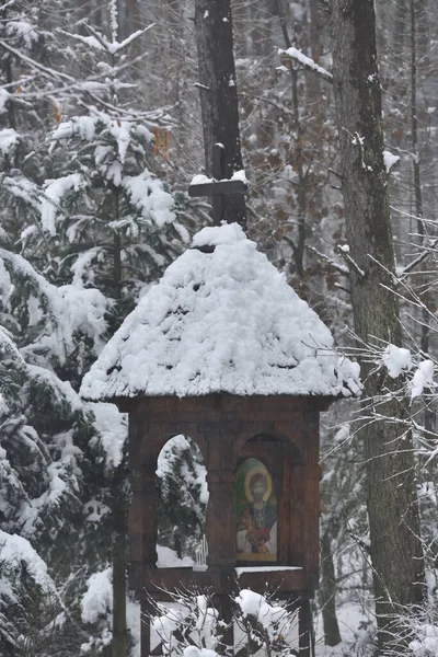 Ein Hölzerner Bildstock Wald Winter Mit Schnee Bedeckt — Stockfoto