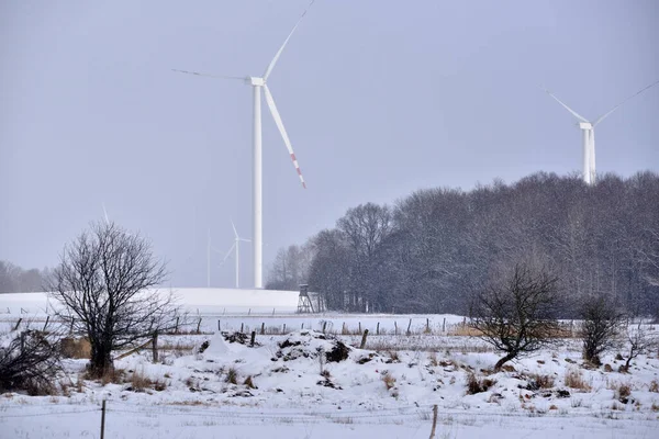 Sneeuw Die Valt Ruimte Van Weiden Bossen Voor Windturbinesrest — Stockfoto