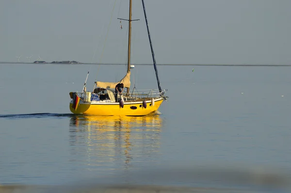 Jacht op zee — Stockfoto