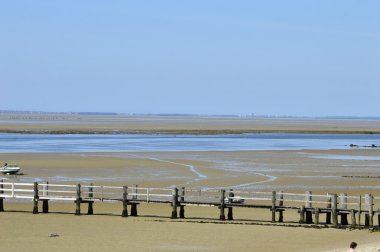 deniz ve ahşap köprü drenaj