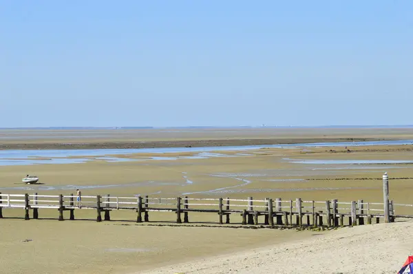 Drenar el mar y un puente de madera — Foto de Stock