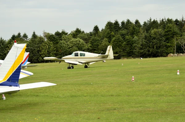 Microlight uçak havaalanında — Stok fotoğraf