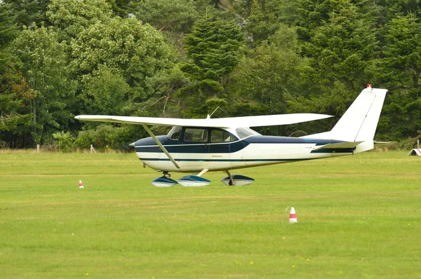 Ultralätta flygplan på flygplatsen — Stockfoto