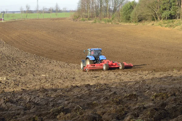 Travaux de labourage sur le terrain — Photo