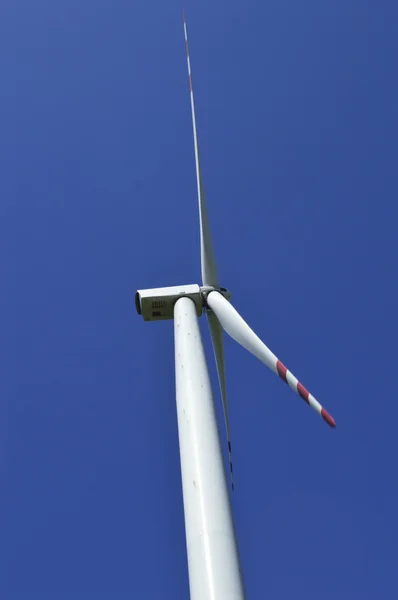 Windturbine op blauwe lucht achtergrond — Stockfoto