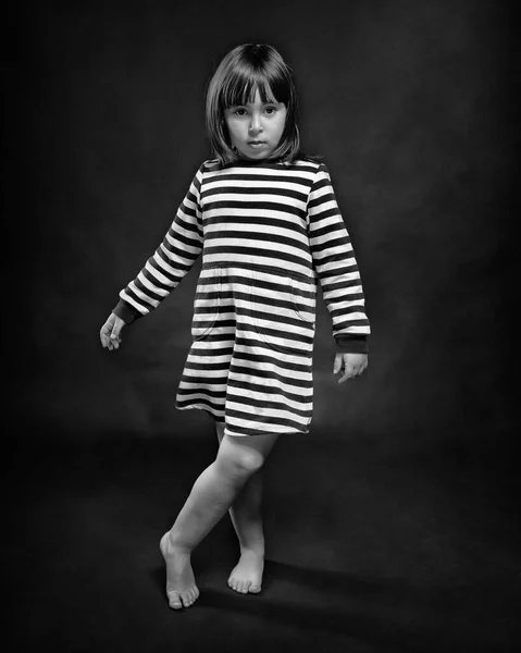 Bezauberndes Monochromes Porträt Eines Jungen Jährigen Mädchens Gefertigt Studio Auf — Stockfoto