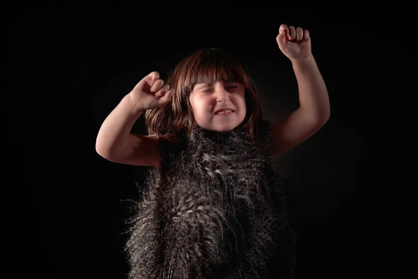 Elegantes Vierjähriges Kaukasisches Mädchen Federweste Mit Bezauberndem Und Liebenswertem Ausdruck — Stockfoto