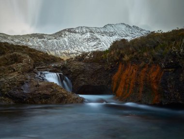 Turkuaz ve idilyc su, kayalar ve ipeksi su. Kırmızı uçurum ve Wintes dağları - Peri havuzları - Skye Adası - İskoçya - Uk