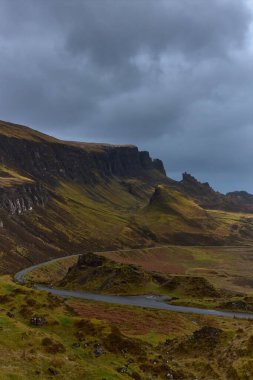 İskoçya 'nın bulutlu bir gününde Skye Adası' ndaki The Quiraing 'in nefes kesici manzarasının dikey çekimi