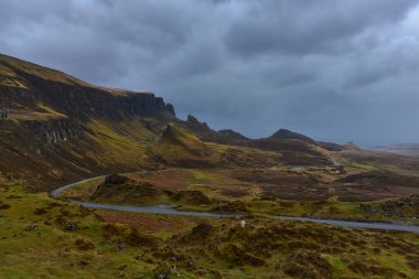 İskoçya 'da, bulutlu bir günde Skye Adası' ndaki The Quiraing 'in muhteşem manzarasının yatay görüntüsü.