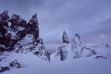 İhtiyar Storr, Isle Skye, İskoçya. Kış, gün batımından önce çok karlı bir dağ. uç sahne.