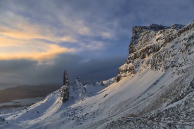 İhtiyar Storr, Isle Skye, İskoçya. Bulut ve güçlü renklerle sersemletici bir gün batımı
