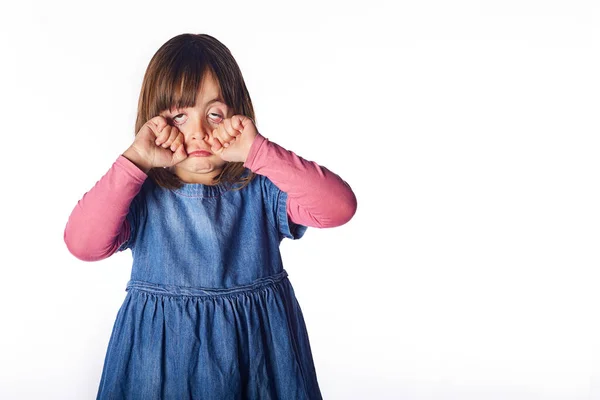 Ein Junges Kaukasisches Mädchen Legt Ihre Hände Auf Ihre Augen — Stockfoto