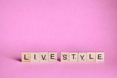 Renk zemininde izole edilmiş ahşap harf kiremitleri ve kopya alanı ile temsil edilen canlı biçim sözcükleri. LGBTQ, LGBTQIA kavramı.