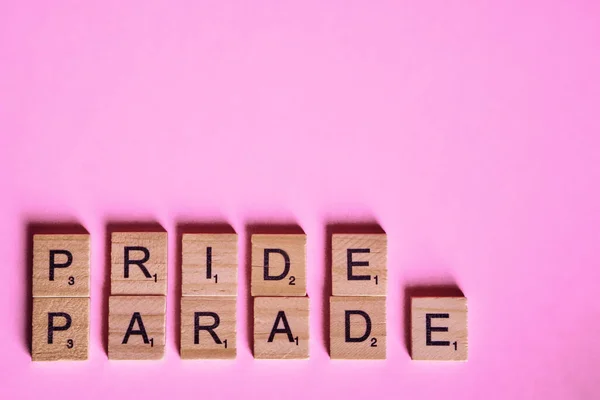 Palavras Pride Parade Representadas Por Letras Madeira Isoladas Fundo Colorido — Fotografia de Stock