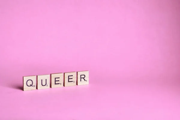 Queer Woorden Vertegenwoordigd Door Houten Letter Tegels Geïsoleerd Kleur Achtergrond — Stockfoto