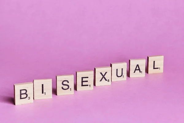 Bisexuelle Wörter Dargestellt Durch Hölzerne Buchstabenkacheln Isoliert Auf Farbigem Hintergrund — Stockfoto