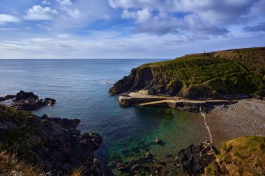 İrlanda kayalıklarının manzarası. Tramore İrlanda 'daki plaj, Newtown Cove. yatay biçim