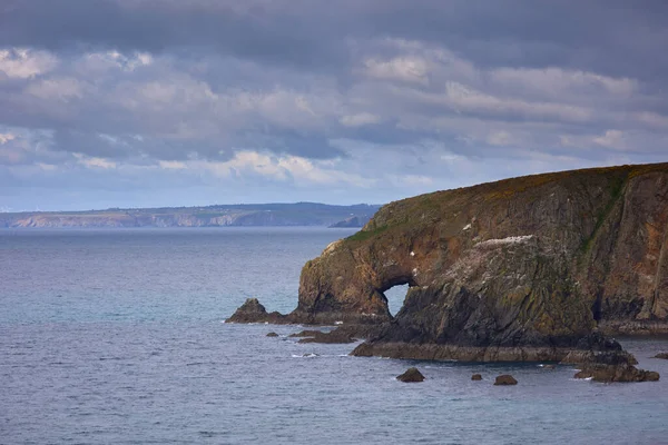 Jeskyně v obrovských skalnatých útesech Kilfarrasy Beach. Co.Waterford Coastline, Irsko — Stock fotografie