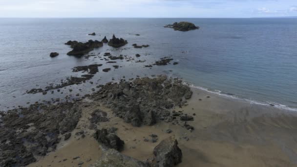 Vanuit de lucht uitzicht op de rotsen van een strand met verschillende vormen. Kilfarrasy Beach. Co.Waterford Coastline, Ierland — Stockvideo