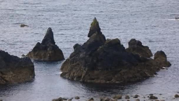 Uitzicht vanuit de lucht op steile rotseilandjes omgeven door oceaanwater s. Kilfarrasy Beach. Co.Waterford Coastline, Ierland — Stockvideo