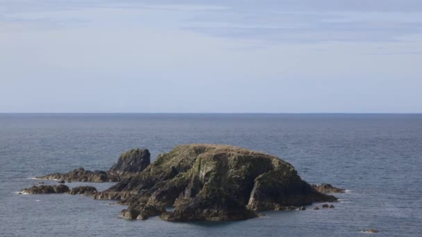 Szigetalakú sziklaformációkat lezárni atlanti vízzel körülvéve. Kilfarrasy tengerpart. Co.Waterford Coastline, Írország — Stock videók