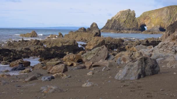 Rotsen gezien die het laagwater van Kilfarrasy Beach verlaten. — Stockvideo