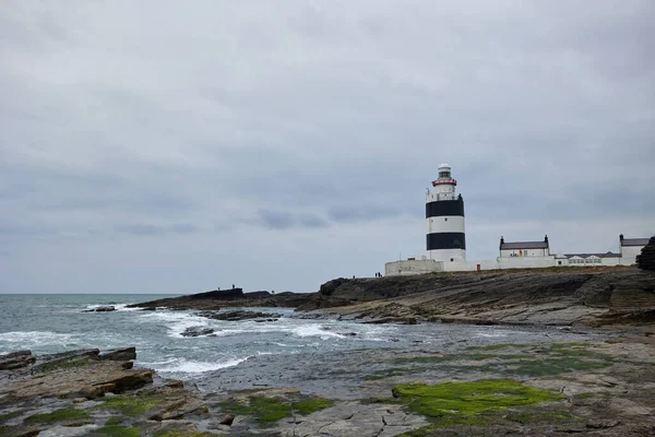 Wielkie Fale Uderzające Kamienie Starej Latarni Wexford Irlandia — Zdjęcie stockowe