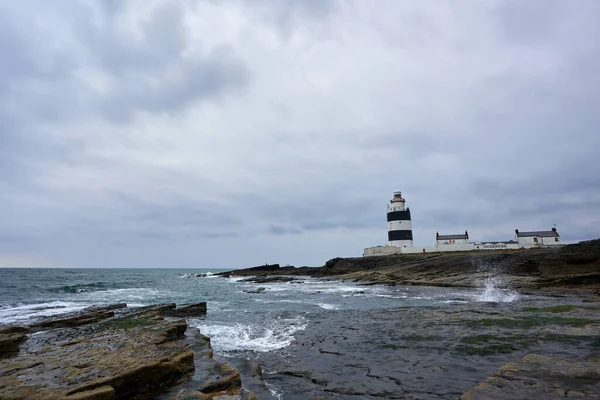 Wielkie Fale Uderzające Kamienie Starej Latarni Wexford Irlandia — Zdjęcie stockowe