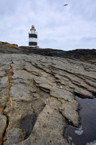 アイルランドのウェックスフォードの底にフック灯台のある岩の大きな亀裂 — ストック写真