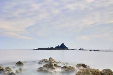 Okyanustaki kaya oluşumları. Cennet gibi bir sahil. Cooper Sahili, Waterford, İrlanda.