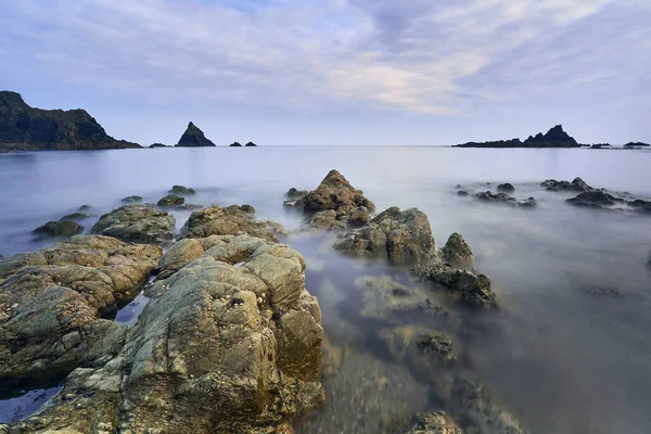 Formaciones Rocosas Océano Playa Idílica Cooper Coast Waterford Irlanda — Foto de Stock