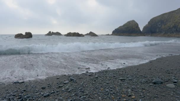 Pláž Bouřkových Bran Skalami Skalními Útvary Cooper Coast Waterford Irsko — Stock video