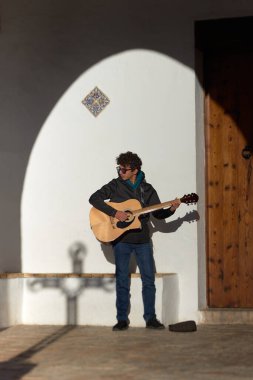 şarkıcı, müzisyen, gitarist, gitarist, dersler, gitar, genç, beyaz, ruhani, müzik, enstrüman, müzisyen, yaşam tarzı, insan, çalma, oyuncu, erkek, akustik, ses, oyun, günlük, erkek, sanatçı, yetişkin, melodi, ifade, insan, eğlence, hobi