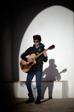 Akustik gitar çalan bir şarkıcı. Boşluğu kopyala