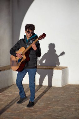 Sanık gitarlı beyaz bir çocuk şarkı söylüyor..