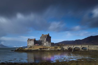 Göldeki İskoç şatosu. Suda yansımaları ve bulutlu gökyüzü. Eilean Donan Kalesi, İskoçya, Uk, İskoçya.