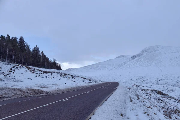 Curvo Camino Vacío Montaña Nevada Invierno Escocia Isla Skye —  Fotos de Stock