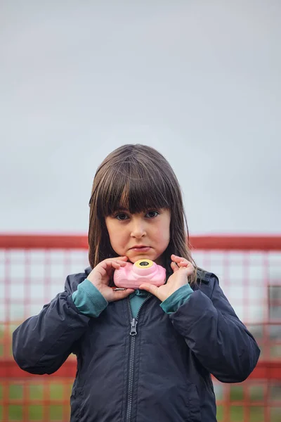 Porträt eines 5-jährigen kaukasischen Mädchens mit Spielzeugkamera — Stockfoto