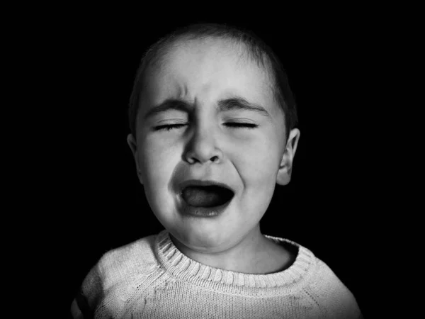 Niña Año Con Pelo Corto Llora Incontrolablemente Monocromo Concepto Ansiedad — Foto de Stock