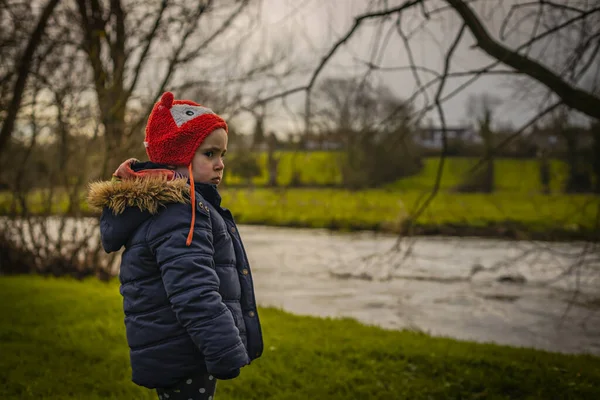 Zweijähriges Mädchen Mit Blick Auf Einen Fluss Ländlicher Irischer Natur — Stockfoto